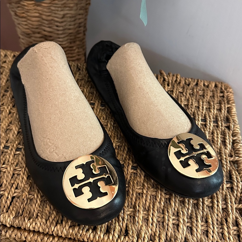Tory Burch Claire Perfect Black elastic heel Gold Logo round toe 8 ballet flats